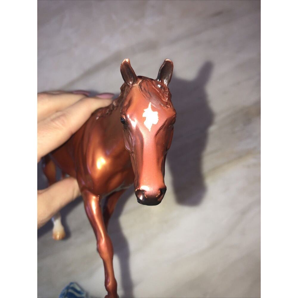 BREYER #957 CLASSIC FREEDOM SERIES CHESTNUT WALKING THOROUGHBRED - Picture 2 of 7